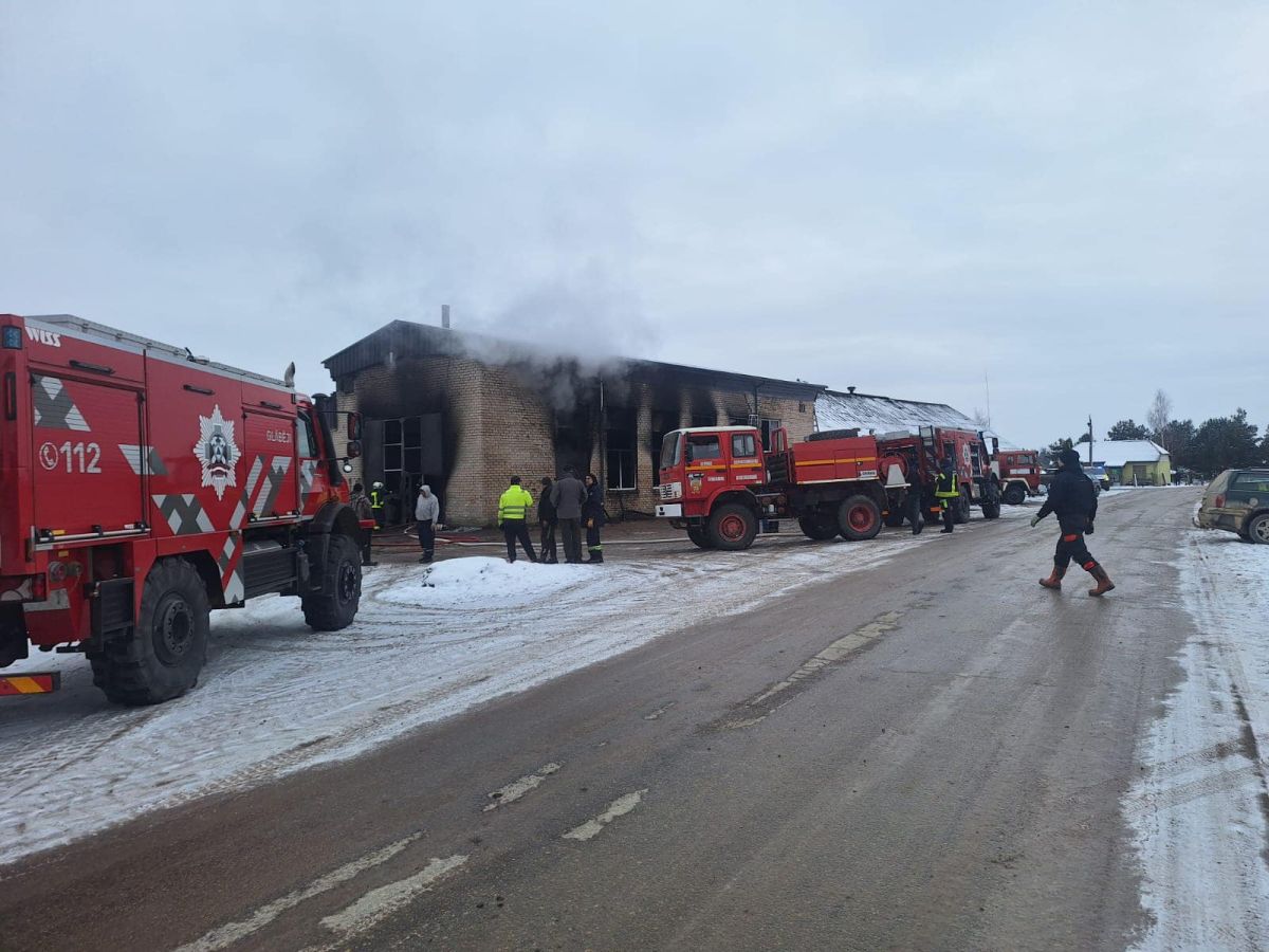 Ancenē izceļas plašs ugunsgrēks