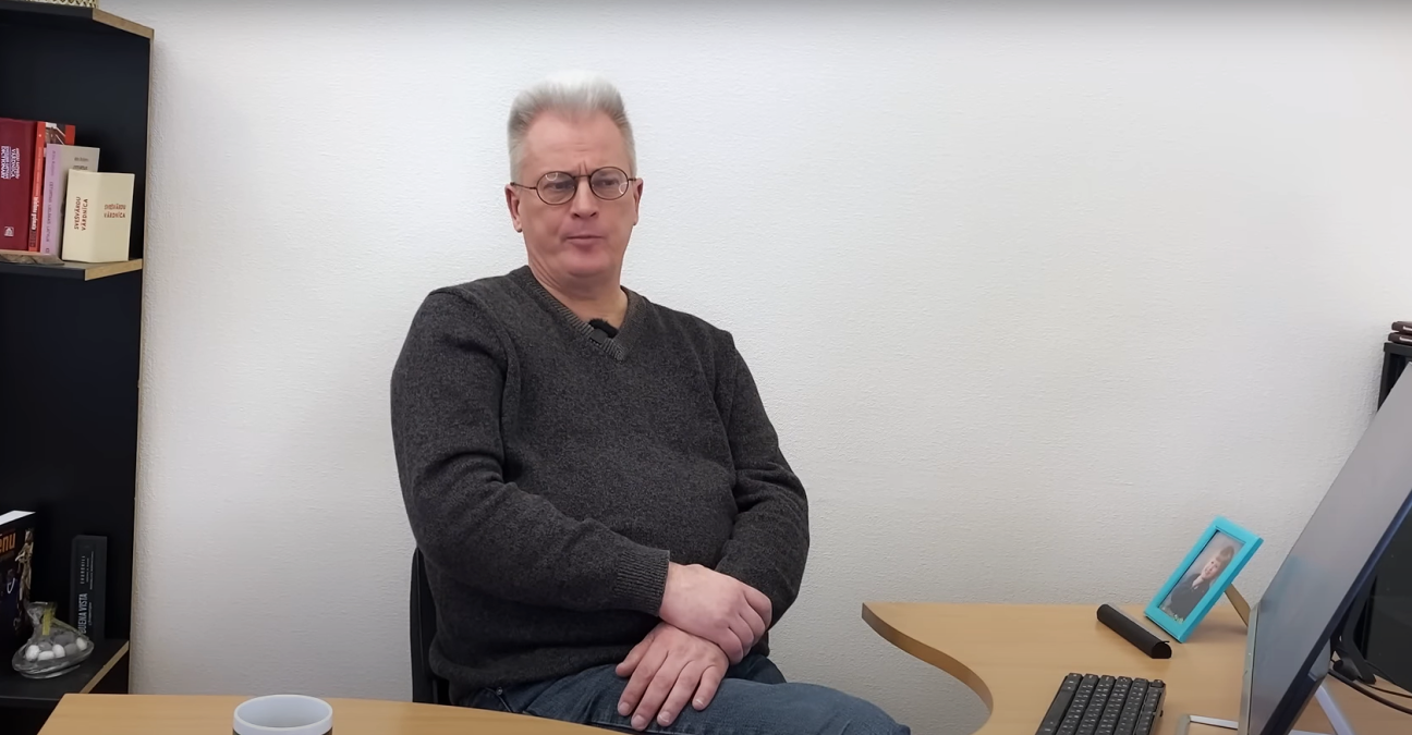 Titavs: Latvijas politiskā elite strauji met kažoku uz otru pusi