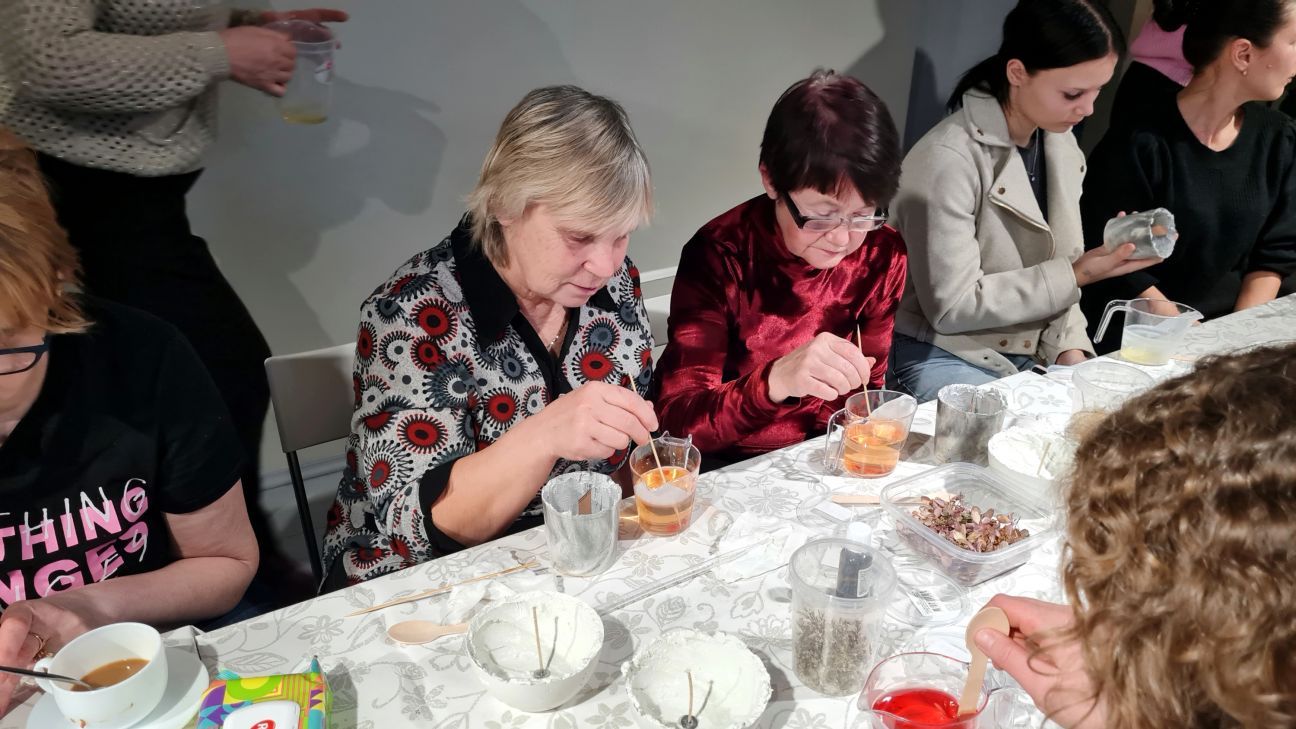 Zasā iedzīvotāji lej sojas vaska sveces