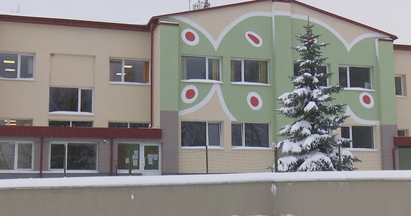 Skolās un bērnudārzos turpina pieaugt saslim&scaron;ana ar akūto elpceļu slimībām