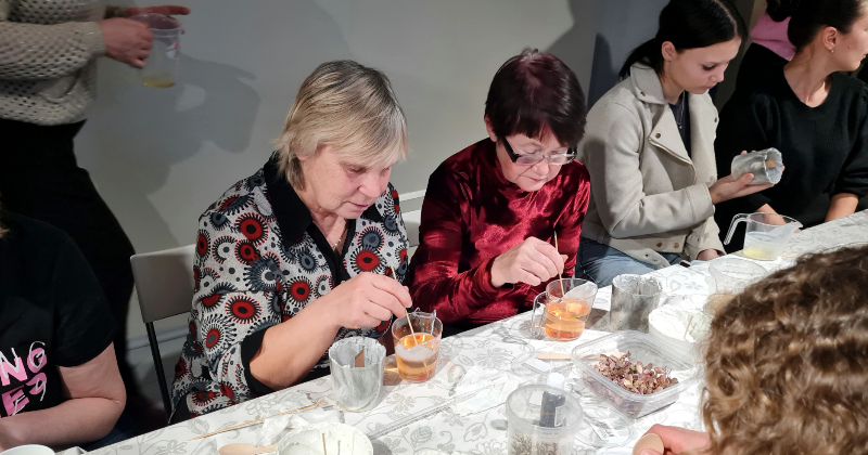 Zasā iedzīvotāji lej sojas vaska sveces