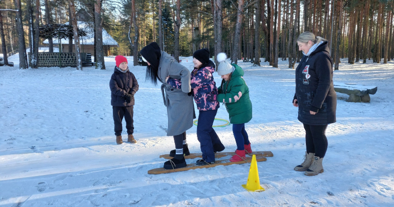 Ģimeņu sportiskajā izaicinājumā ziemas priekus bauda 10 komandas