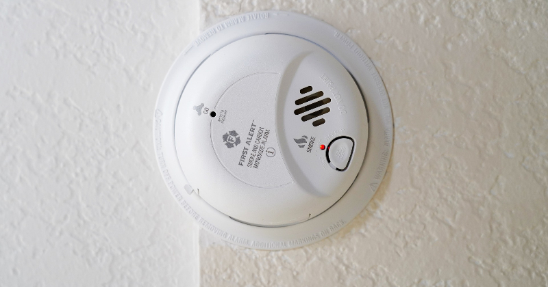 Ugunsdzēsēji dāvina dūmu detektoru pēc bīstama negadījuma Zasas pagastā