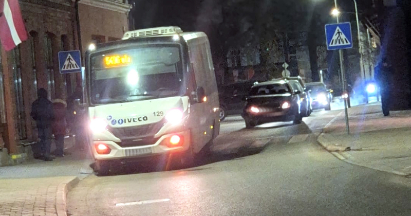 Jēkabpilī auto ietriecas pasažieru autobusā