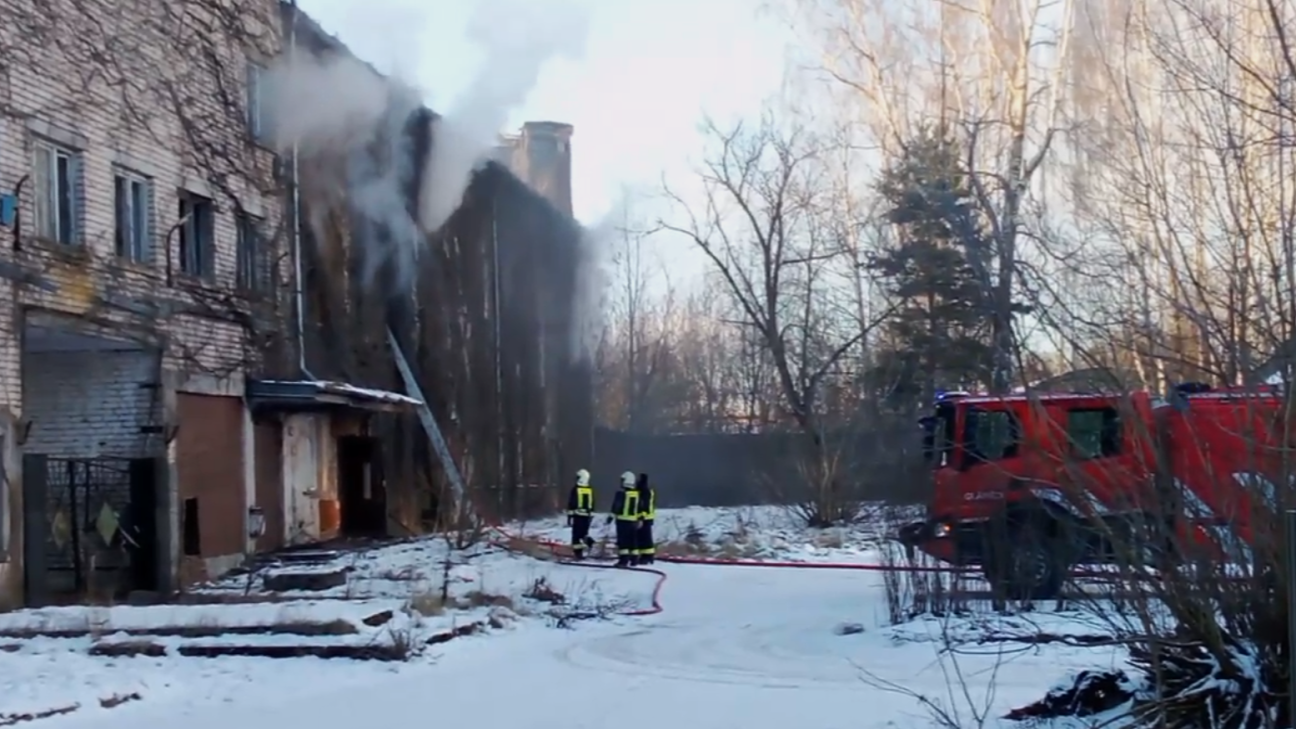 Līvānos atkārtoti izceļas ugunsgrēks bijušās stikla fabrikas teritorijā