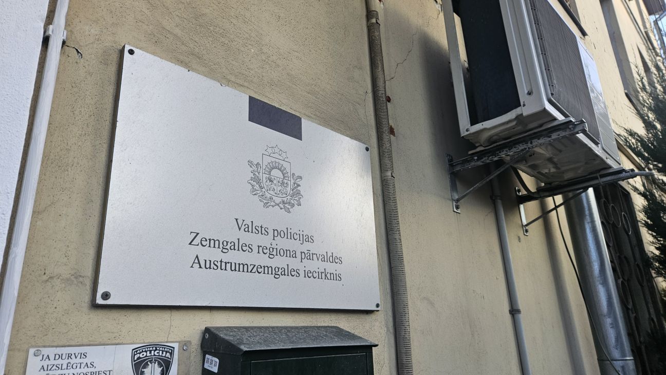 Vīpē sieviete sēžas pie stūres vairāk nekā divu promiļu reibumā