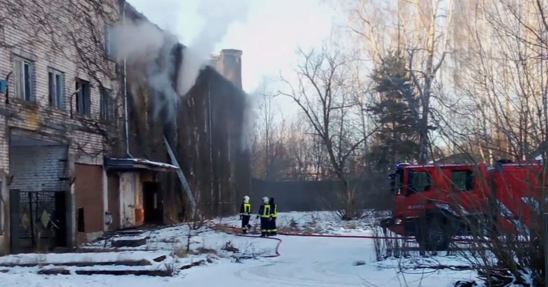 Līvānos atkārtoti izceļas ugunsgrēks biju&scaron;ās stikla fabrikas teritorijā