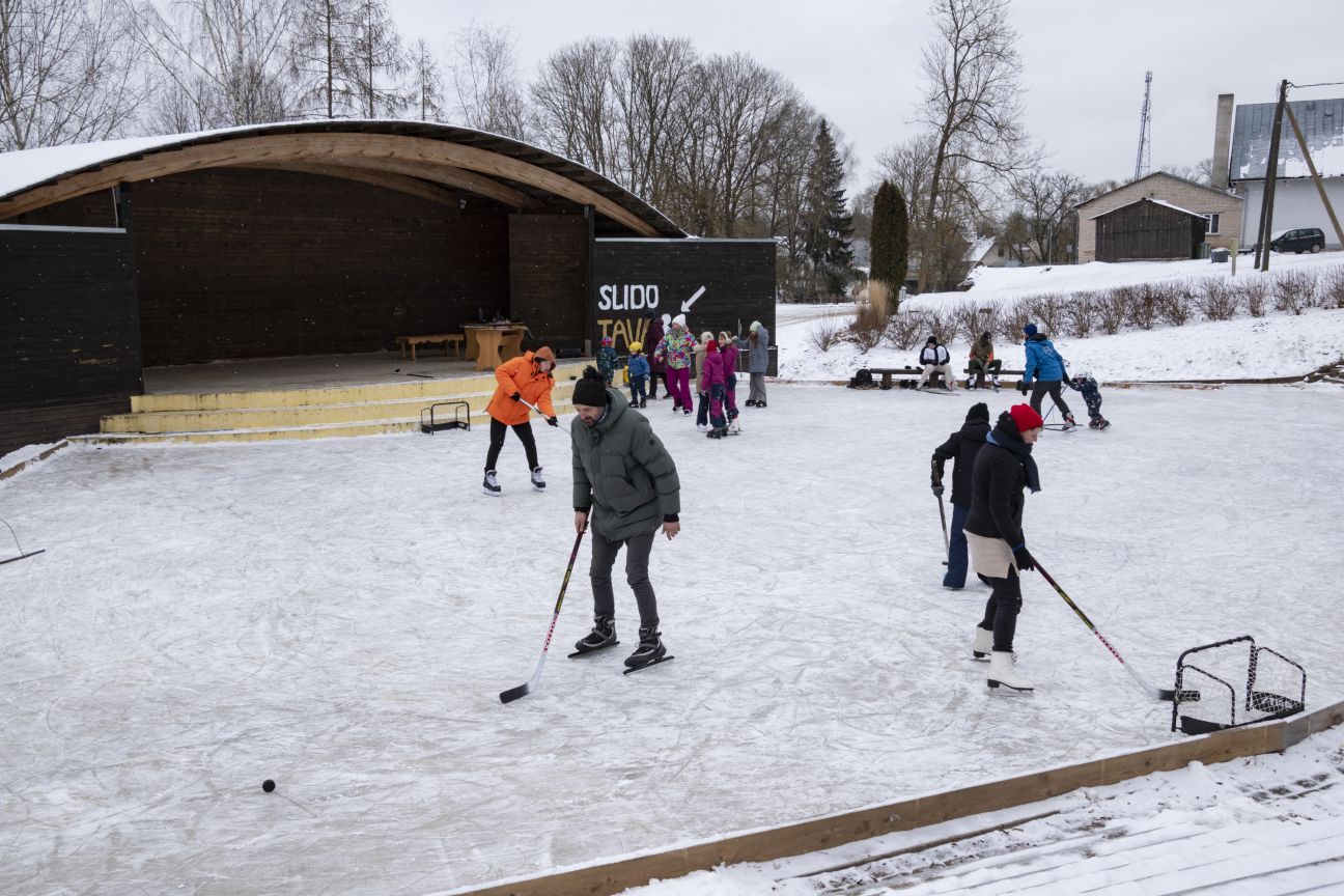Aknīstē izveidota āra slidotava
