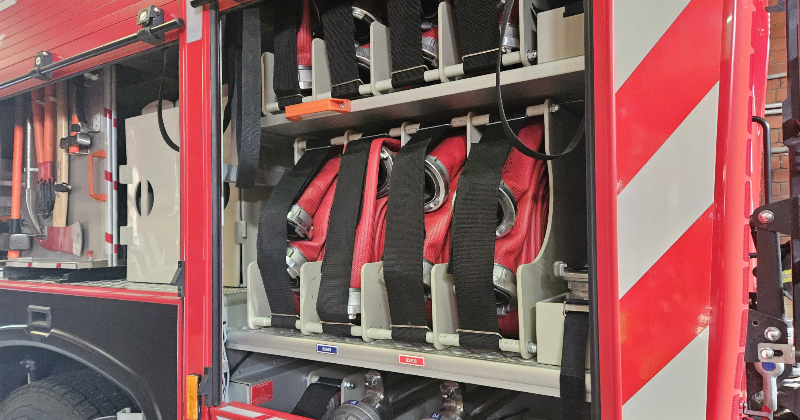 Neretas pagastā apgāžas mežizstrādes traktors