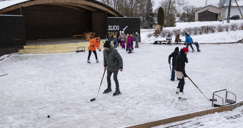 Aknīstē izveidota āra slidotava