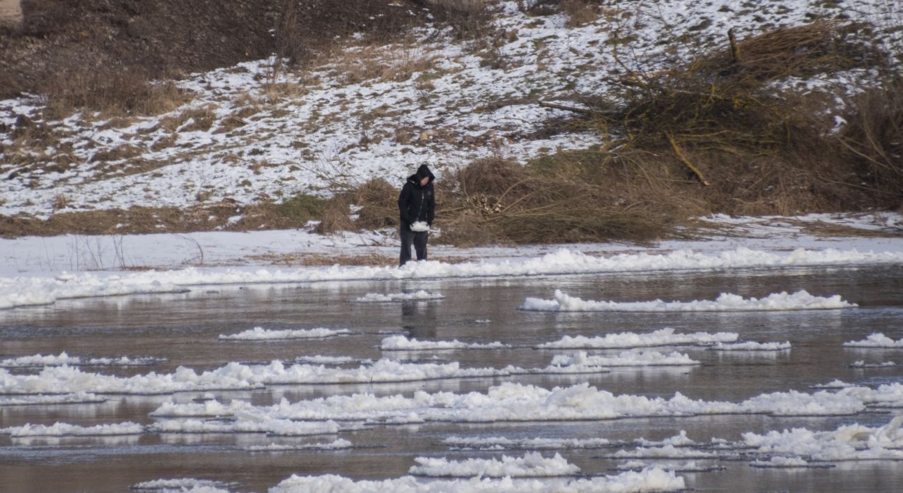 Aizkrauklē bērni pastaigājas pa Daugavas ledu