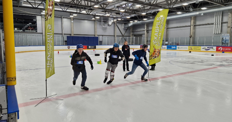 Sacensībās &ldquo;Jautrās slidas&rdquo; prasmes pārbauda 24 dalībnieki