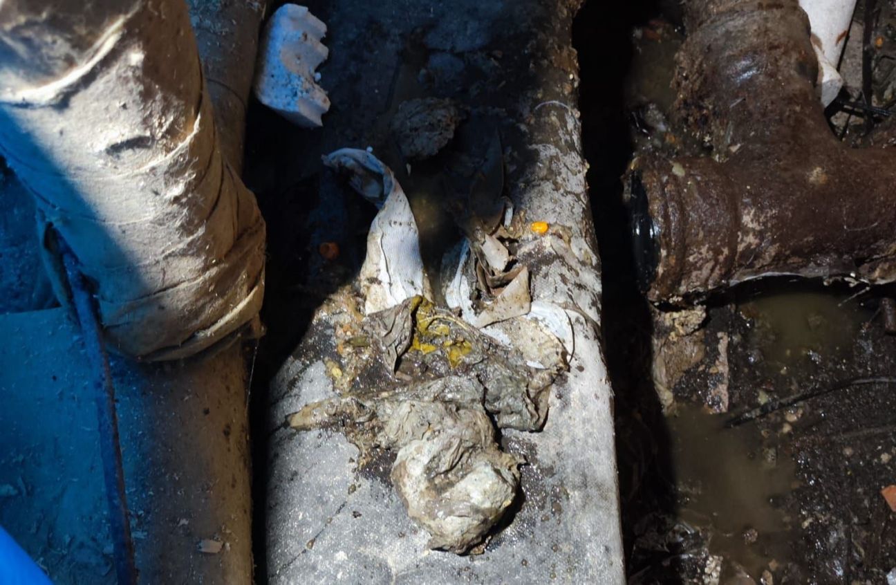 Viesītieši kanalizācijā izmet autiņbiksītes, celtniecības gružus un pat drēbes