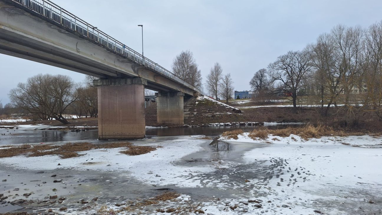 Līvānos aicina iedzīvotājus neatrasties uz ledus