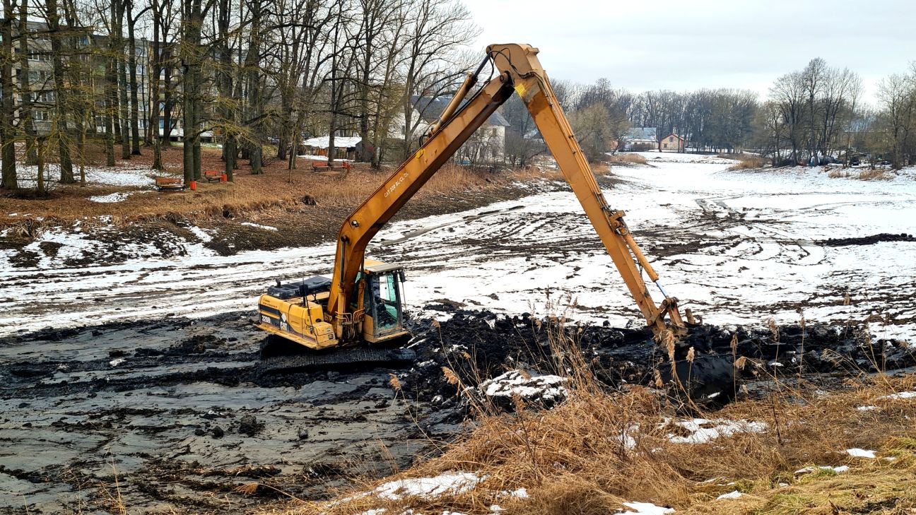 Atsāk Pils dīķa tīrīšanas darbus