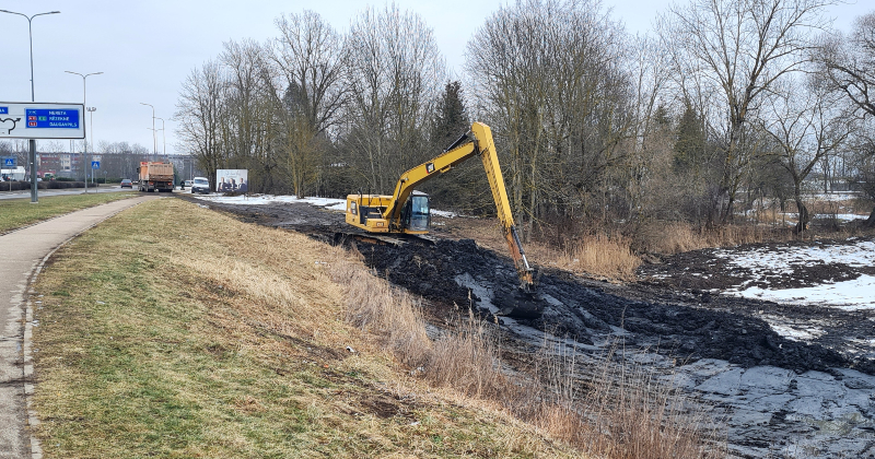 Pils dīķa tīrī&scaron;anas darbi uz laiku ierobežo satiksmi (SHĒMA)