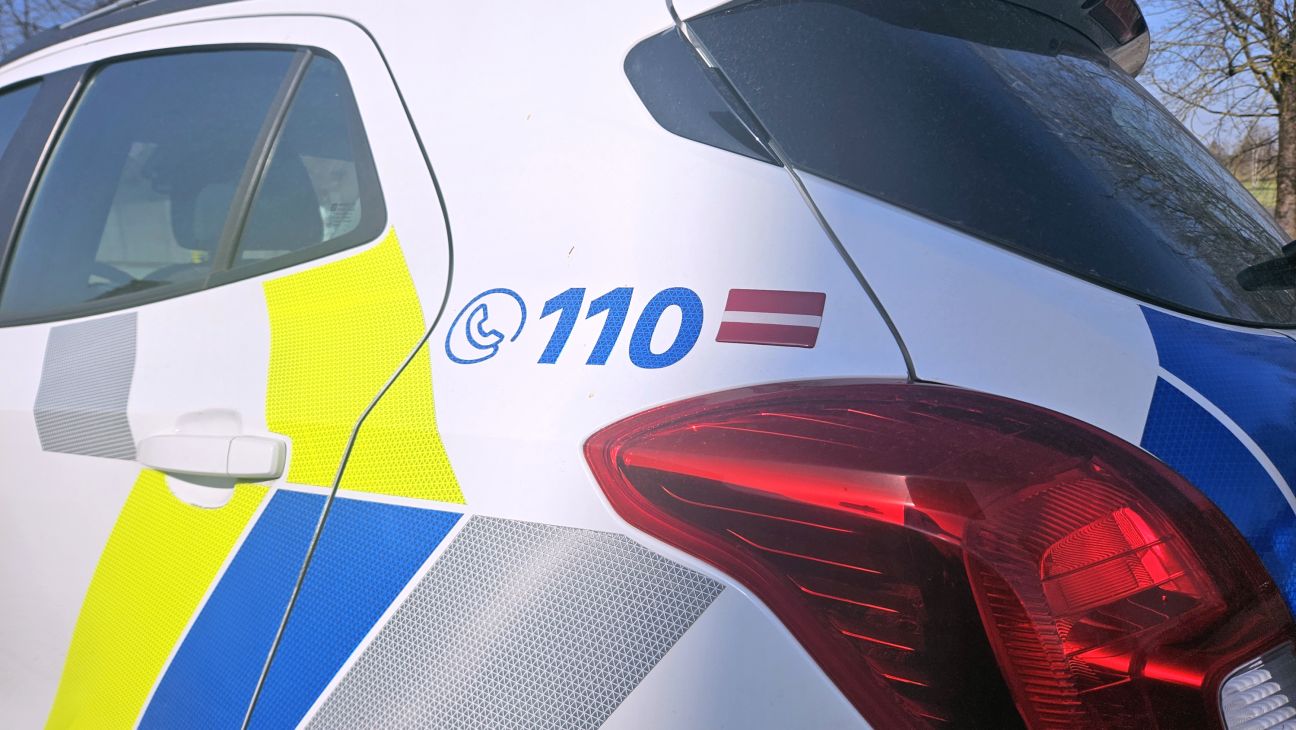 Aknīstē auto nobrauc no ceļa, bojājot apmali un asfaltu