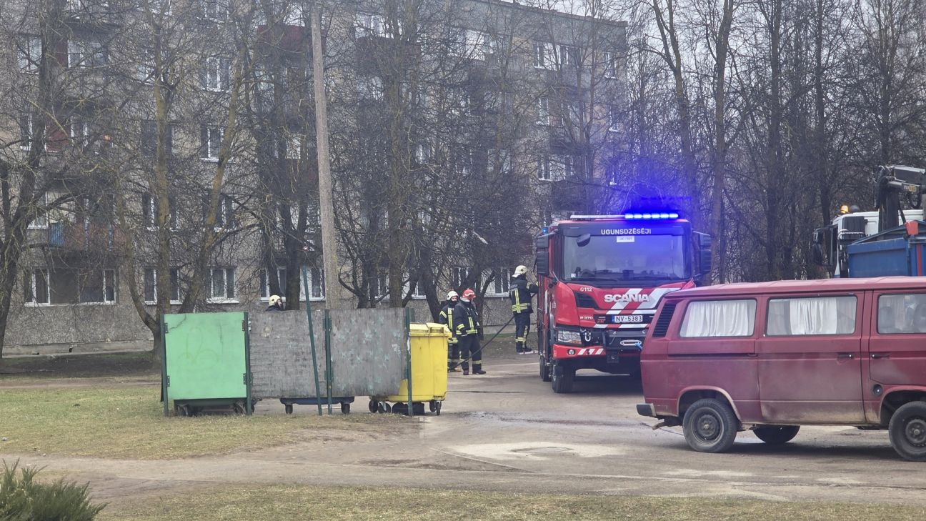 Viesītes ielā glābēji likvidē liesmas