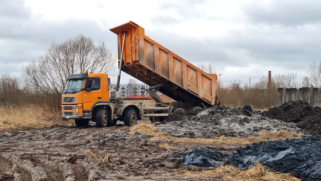 Tauta ziņo: Pils dīķa dūņas rada smaku