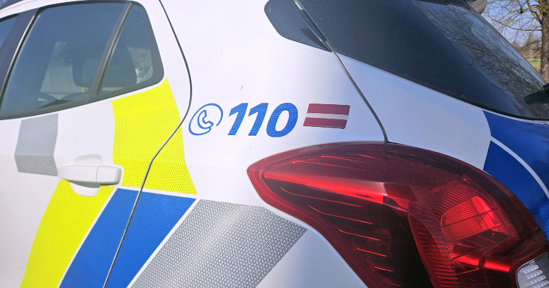 Aknīstē auto nobrauc no ceļa, bojājot apmali un asfaltu