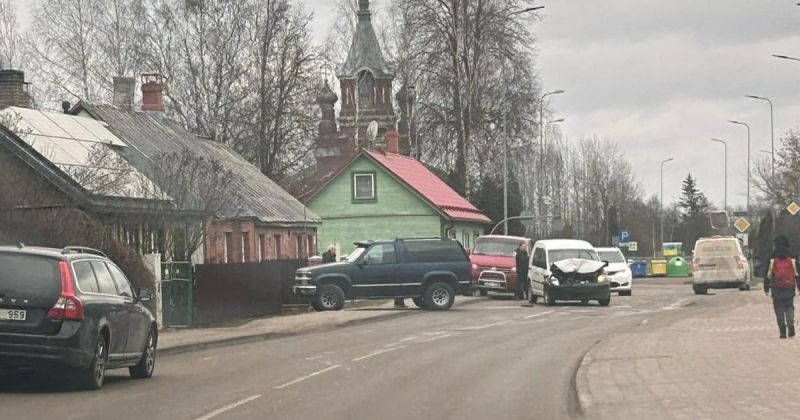 Jēkabpilī notikusi divu automa&scaron;īnu sadursme