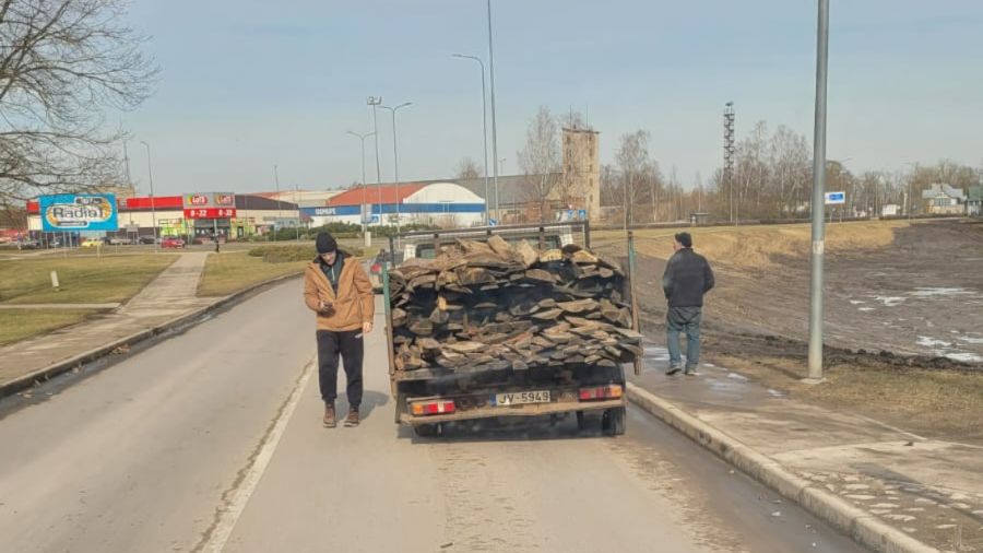 Jēkabpilī, nolūstot spēkrata ritenim, notiek sadursme 