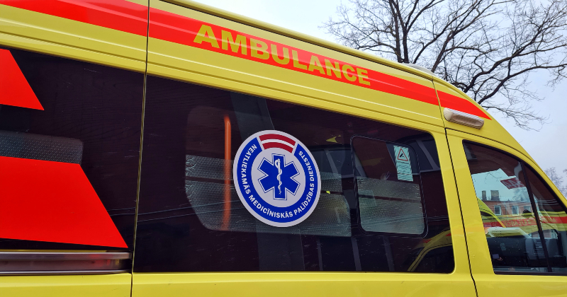 Aizkraukles novadā &scaron;oferis nespēja savaldīt auto &ndash; ceļ&scaron; beidzas slimnīcā