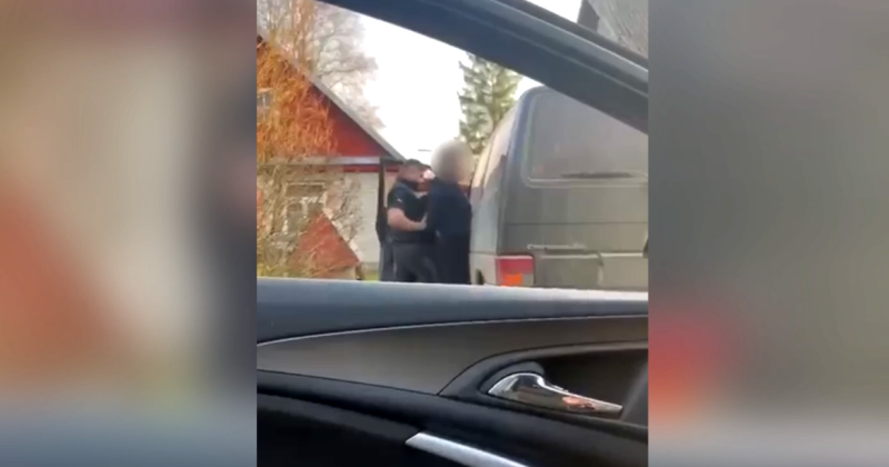 Policists aiztur automa&scaron;īnas zagli