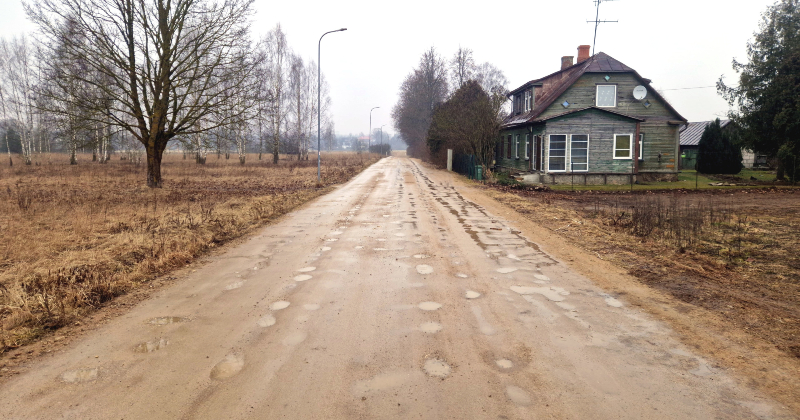 Tauta ziņo: nesen remontētajai Vārpu ielai izveidoju&scaron;ās bedres