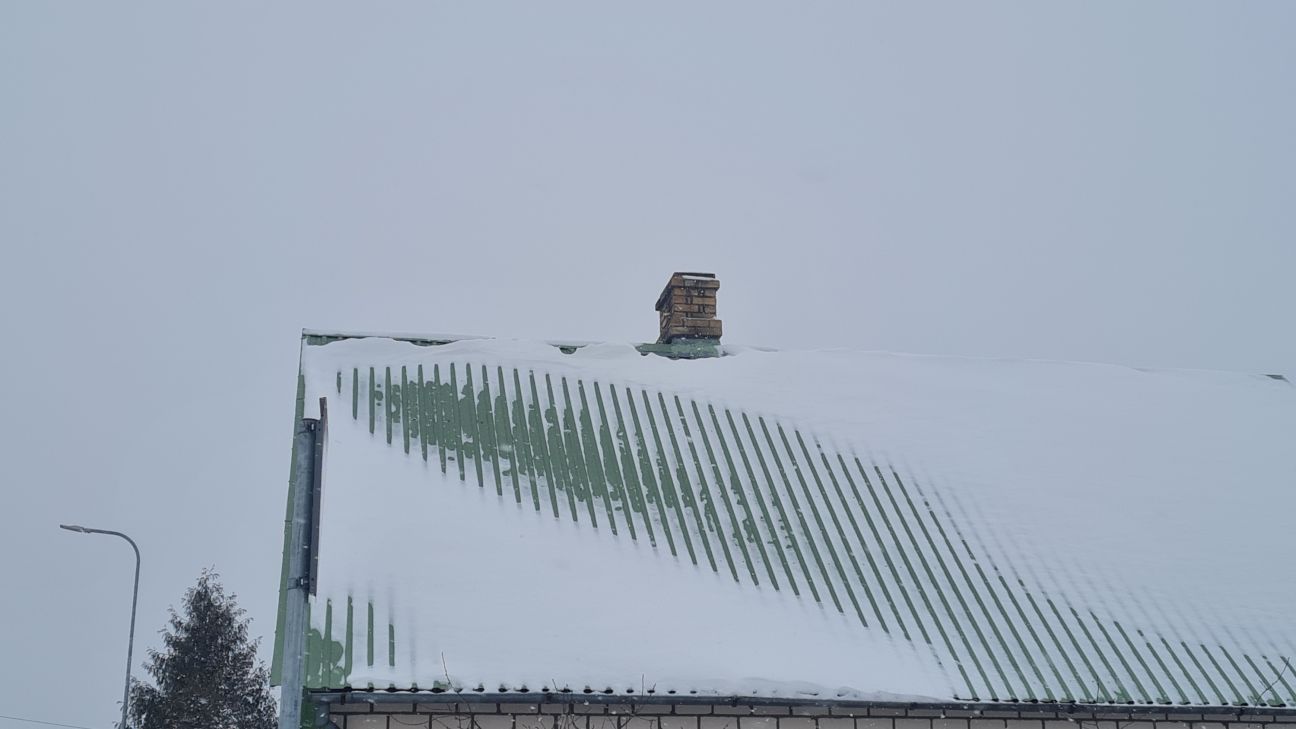 Jēkabpilī ugunsdzēsēji dzēš skurstenī degošus sodrējus