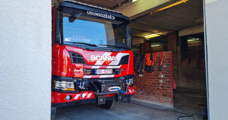 Neretas pagastā koks uzgāžas uz auto &ndash; glābēji atbrīvo iesprostotos cilvēkus