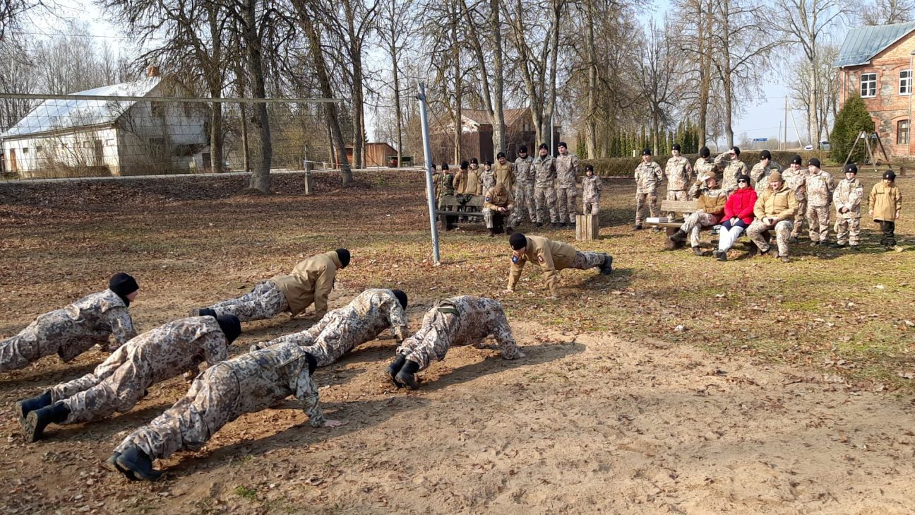 Slates pamatskolā aizvadīta jaunsargu nometne 