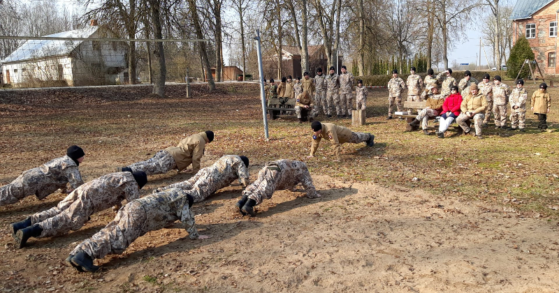 Slates pamatskolā aizvadīta jaunsargu nometne 