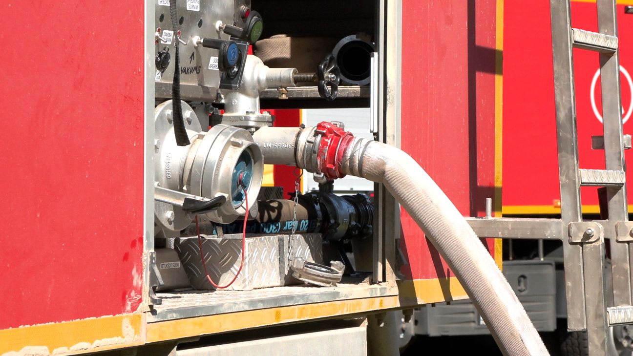 Klintaines pagastā deg transportlīdzeklis, turpinās arī kūlas ugunsgrēki