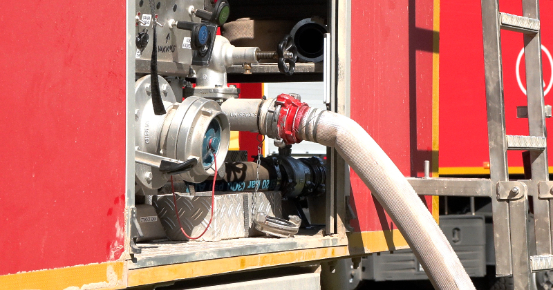 Klintaines pagastā deg transportlīdzeklis, turpinās arī kūlas ugunsgrēki