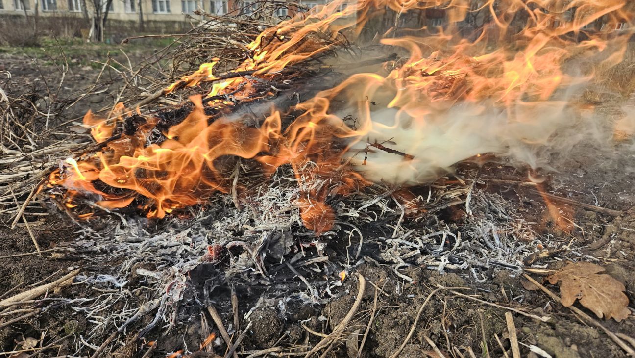 Zemgalē un Latgalē turpinās kūlas dedzināšana