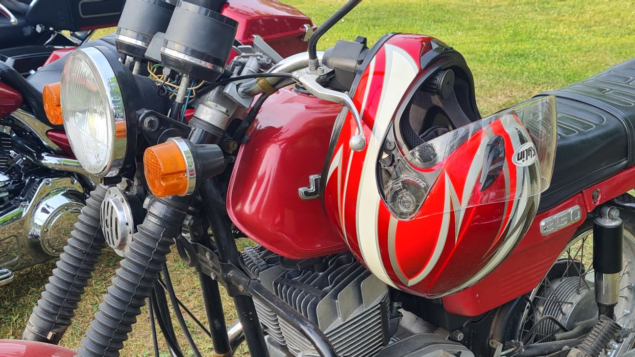 Lonē jaunietis vada motociklu bez tiesībām un reģistrācijas