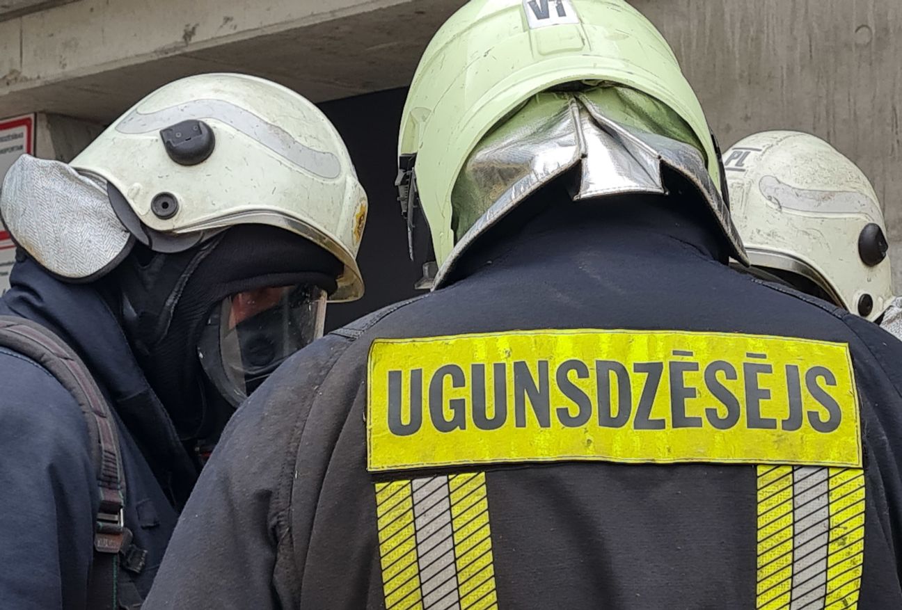 Līvānos deg dzīvojamā māja