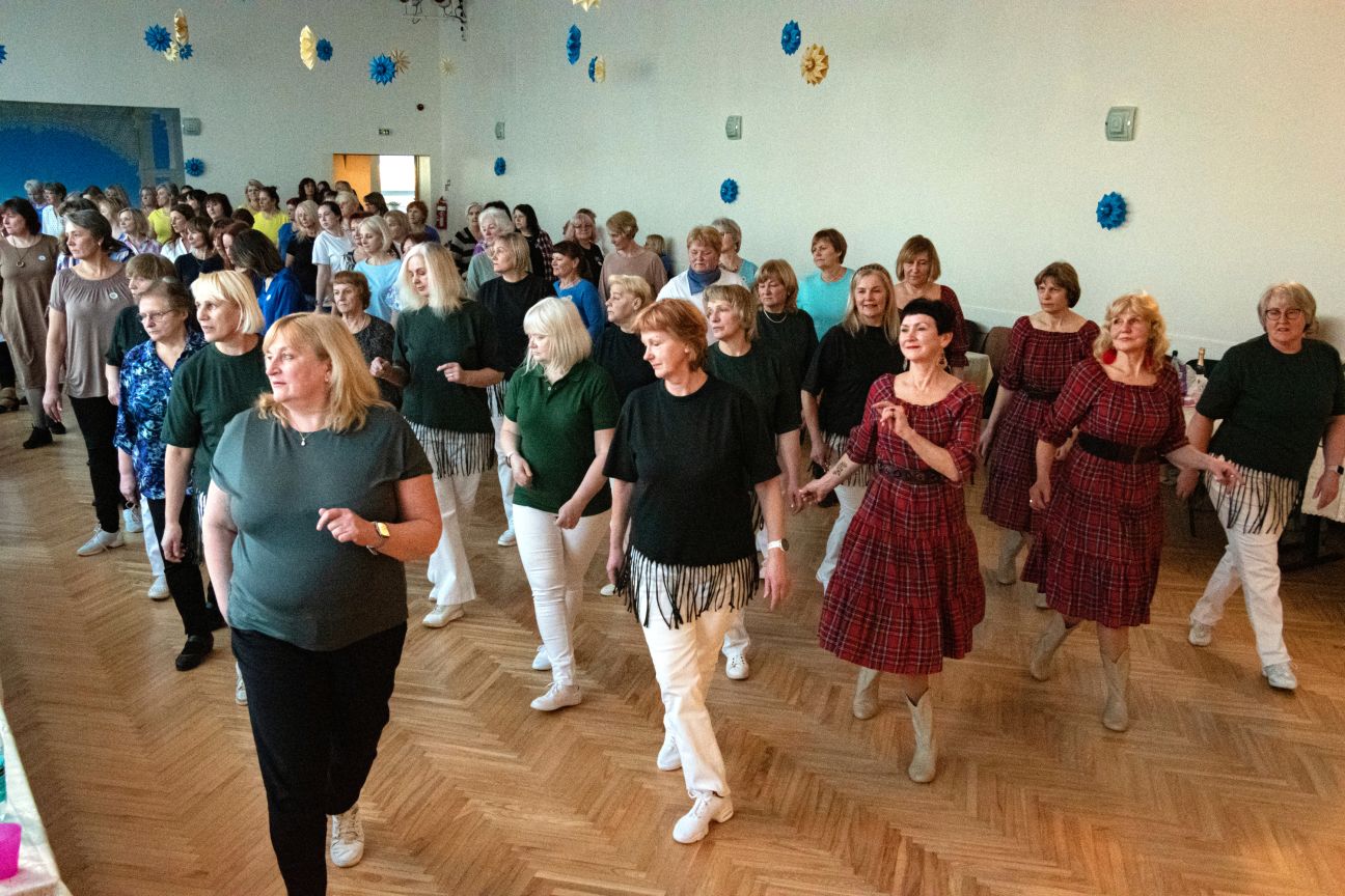 Biržos līnijdejotāji ļaujas deju straumei ikgadējā sadancī