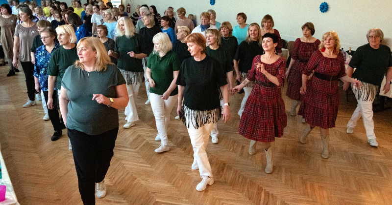 Biržos līnijdejotāji ļaujas deju straumei ikgadējā sadancī