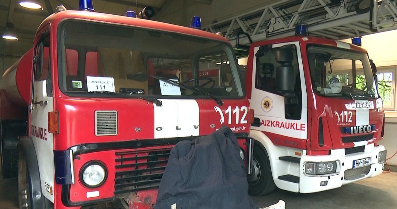  Zalves pusē izcēlies plašs ugunsgrēks