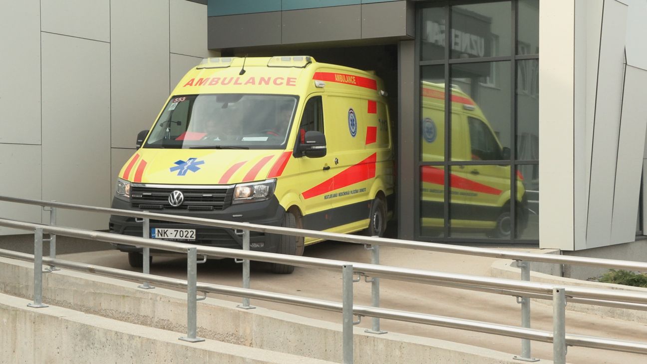 Kūku pagastā šoferis zaudē kontroli pār spēkratu - divi cilvēki hospitalizēti