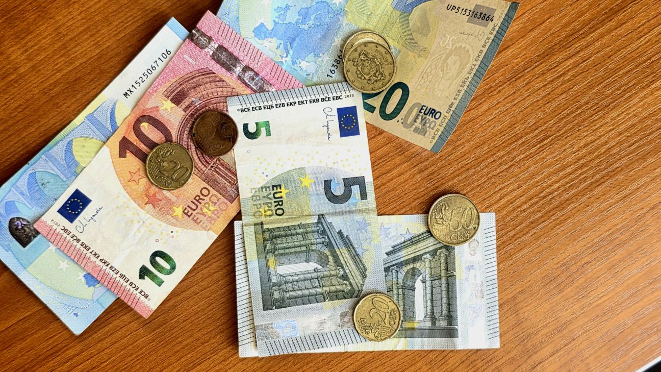 Vecbebros krāpnieki, izliekoties par VID, izkrāpj vairāk nekā tūkstoš eiro