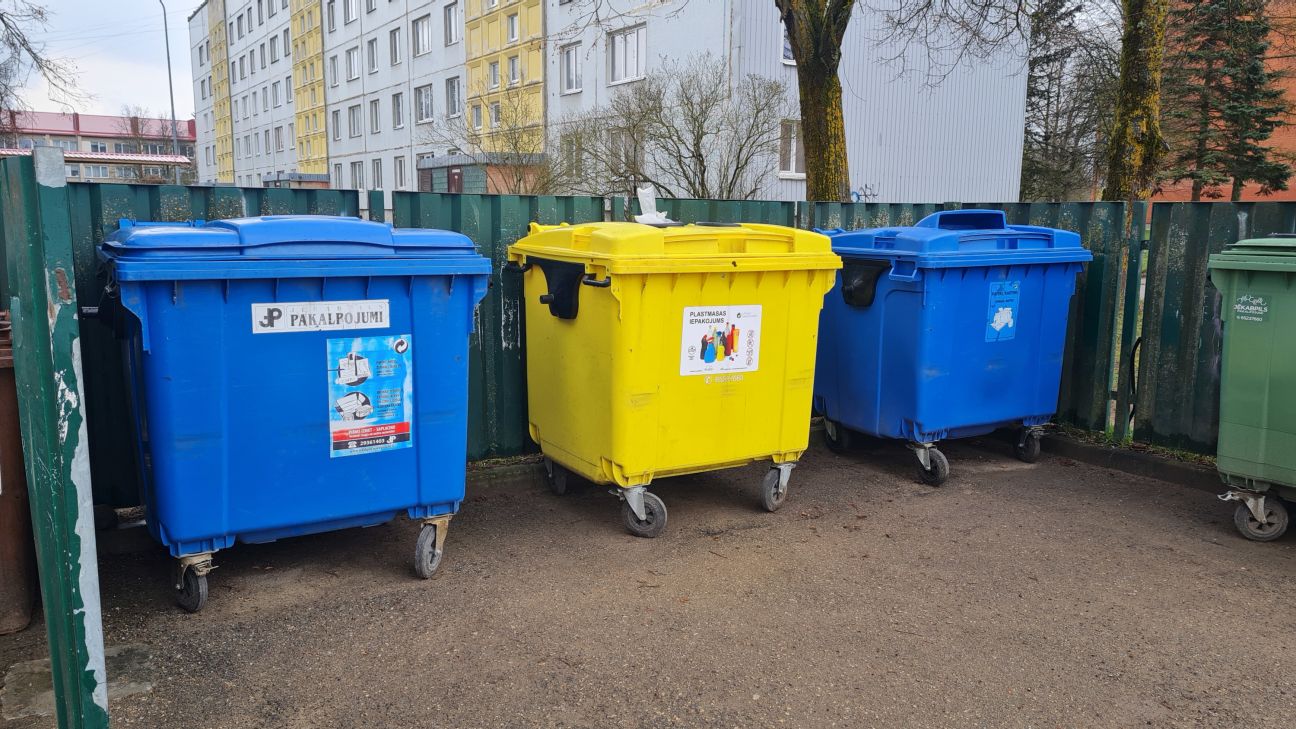 Jēkabpilī atjauno informatīvās plāksnes par atkritumu šķirošanu