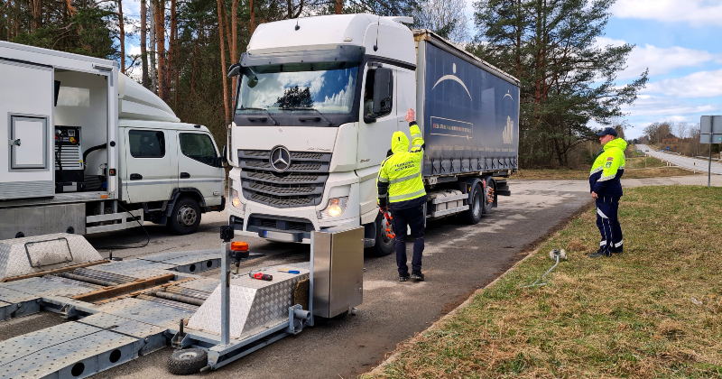 Jēkabpils novadā policija kontrolē gan ātrumu, gan kravas automa&scaron;īnas