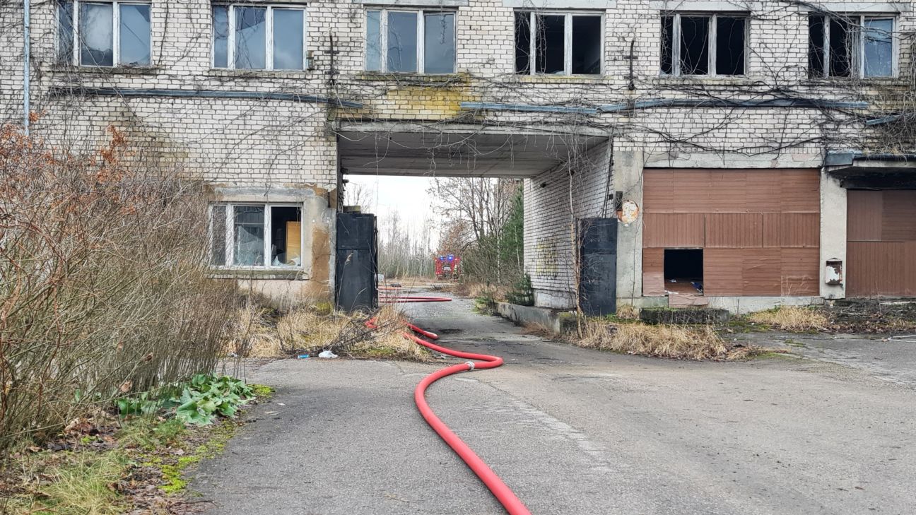 Līvānos trešo reizi šogad izceļas liesmas bijušās stikla fabrikas teritorijā