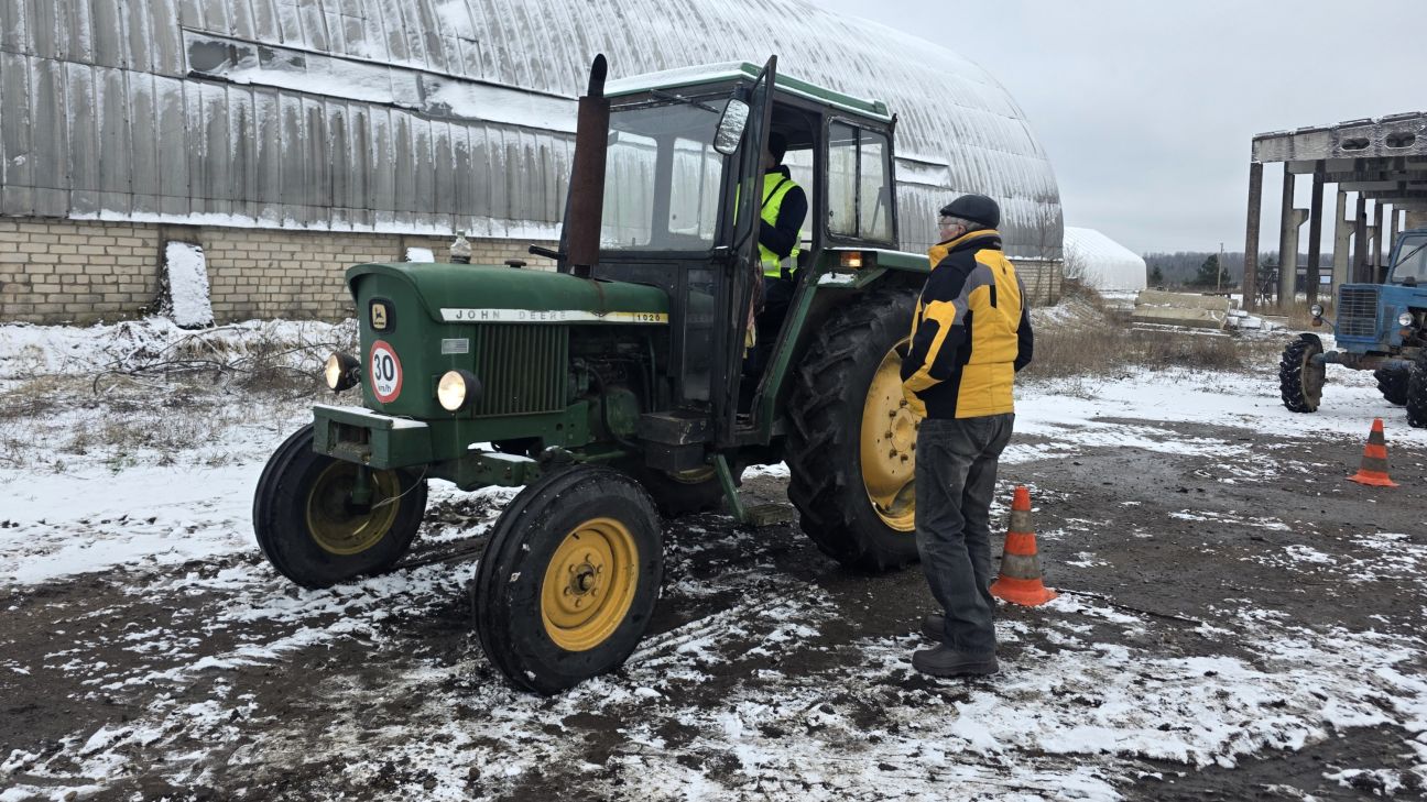 Aknīstē lauksaimnieki gatavo tehniku darba sezonai