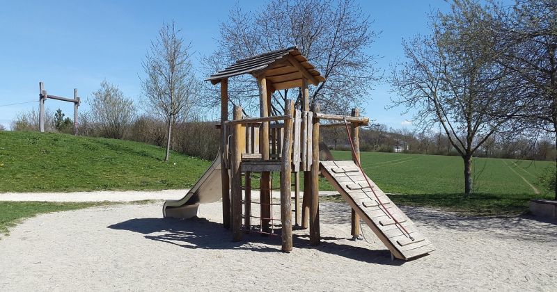 Vāc parakstus par bērnu rotaļu laukuma izveidi Ķieģeļu ielas rajonā