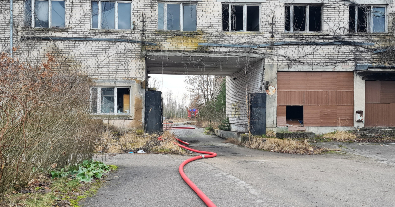 Līvānos tre&scaron;o reizi &scaron;ogad izceļas liesmas biju&scaron;ās stikla fabrikas teritorijā
