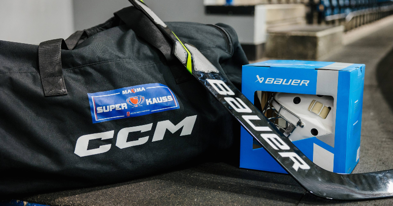 Rodrigo Laviņa Hokeja skola Jēkabpilī saņem vārtsargu ekipējumu
